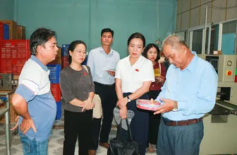Đoàn Đại biểu Quốc hội thành phố khảo sát sản phẩm OCOP trên địa bàn xã Phú Lộc