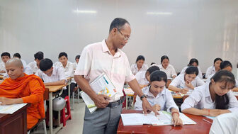លោ​កថា​ច់សំ​អឿន៖ គំ​រូ​គ្រូ​បង្រៀន​យក​ចិត្ត​ទុក​ដាក់​ខ្ពស់​ចំ​ពោះ​បុព្វ​ហេ​តុ​អប់​រំ​ជន​ជាតិ​ខ្មែរ​