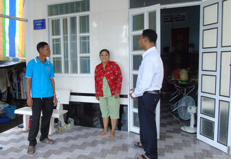 អា​ស្រ័យ​កម្ម​វិធី​ឧបត្ថម្ភ ជួយ​ជន​រួម​ជាតិ​ខ្មែរ​មាន​លំ​នៅ​ឋាន​លំ​នឹង​
