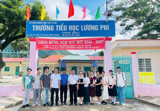 សា​លា​អនុ​វិទ្យា​ល័យ​និង​វិទ្យា​ល័យ​ត្រឹង​ង៉ុក​ហ្វាំង​ ជូន​អំ​ណោយ​និង​អា​ហា​រូប​ករណ៍​ដល់​សិស្ស​ជន​ជាតិ​ខ្មែរ​