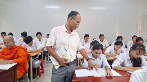 លោ​កថា​ច់សំ​អឿន៖ គំ​រូ​គ្រូ​បង្រៀន​យក​ចិត្ត​ទុក​ដាក់​ខ្ពស់​ចំ​ពោះ​បុព្វ​ហេ​តុ​អប់​រំ​ជន​ជាតិ​ខ្មែរ​