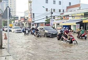 Triều cường đạt đỉnh 2,25m, nhiều khu vực bị ngập sâu