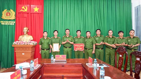 Bộ Công an khen thưởng Phòng Cảnh sát hình sự Công an TP Cần Thơ với thành tích xuất sắc trong phòng chống tội phạm