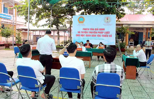 Phiên tòa giả định và tuyên truyền pháp luật đến học sinh dân tộc thiểu số