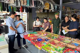 Tăng cường kiểm tra an toàn thực phẩm quanh khu vực trường học