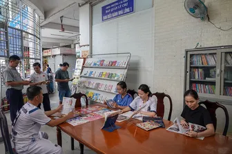 “Mang sách ra chợ”