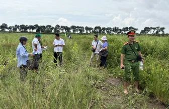 Khám nghiệm hiện trường liên quan đến việc chiếm đất công tại Nông trường 30-4 (cũ) tại xã Cù Lao Dung