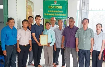 Trao giấy chứng nhận nhãn hiệu cho Tổ hợp tác trồng mít ruột đỏ