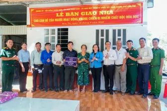 Bàn giao nhà cho con đẻ của người hoạt động kháng chiến bị nhiễm chất độc hóa học tại xã Hòa Tú