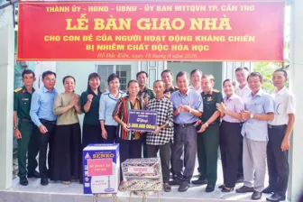 Bàn giao nhà cho con đẻ của người hoạt động kháng chiến bị nhiễm chất độc hóa học tại xã Hồ Đắc Kiện