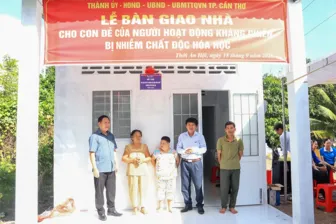 Bàn giao nhà cho con đẻ của người hoạt động kháng chiến bị nhiễm chất độc hóa học tại xã Thới An Hội