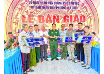 Bàn giao nhà cho con đẻ của người hoạt động kháng chiến bị nhiễm chất độc hóa học tại phường Mỹ Quới