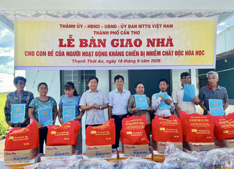 ថាញ់ថើយអាង ប្រគល់ផ្ទះ ៧ ខ្នង ជូនកូនបង្កើតរបស់អ្នកចូលរួមតស៊ូបដិវត្តន៍ រងផលប៉ះពាល់ដោយសារធាតុពុលគីមី