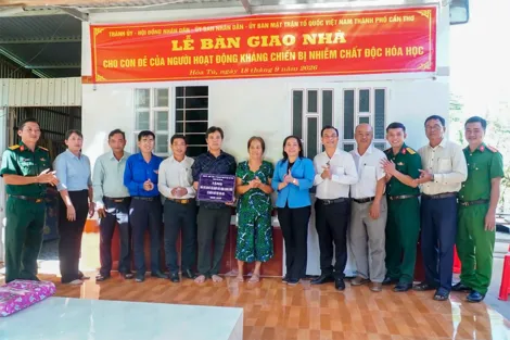 Bàn giao nhà cho con đẻ của người hoạt động kháng chiến bị nhiễm chất độc hóa học tại xã Hòa Tú