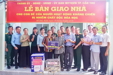 Bàn giao nhà cho con đẻ của người hoạt động kháng chiến bị nhiễm chất độc hóa học tại xã Hồ Đắc Kiện