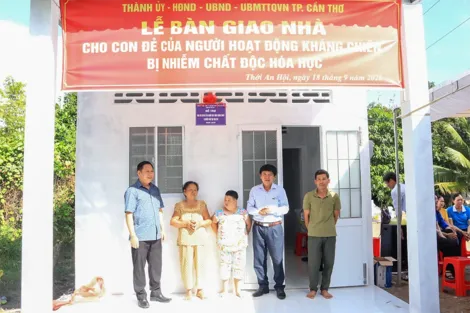 Bàn giao nhà cho con đẻ của người hoạt động kháng chiến bị nhiễm chất độc hóa học tại xã Thới An Hội