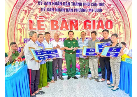 Bàn giao nhà cho con đẻ của người hoạt động kháng chiến bị nhiễm chất độc hóa học tại phường Mỹ Quới