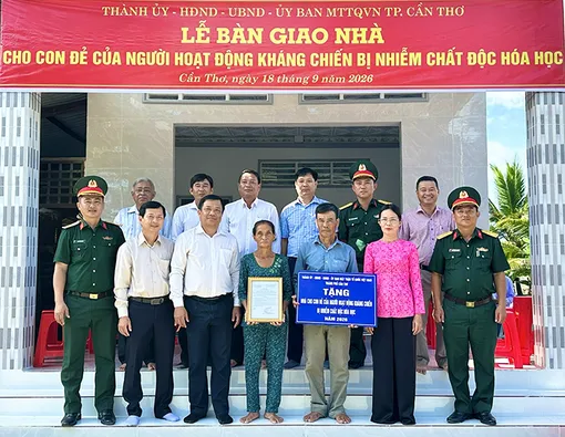 Xã Hỏa Lựu bàn giao nhà cho con đẻ của người hoạt động kháng chiến bị nhiễm chất độc hóa học