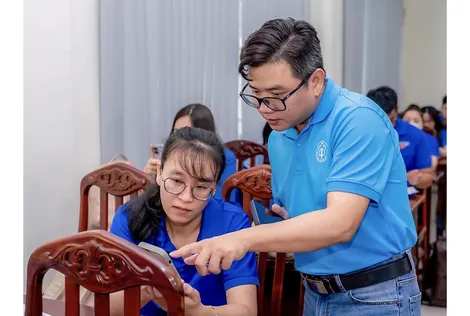 Thi đua vận động người dân tích hợp Sổ sức khỏe điện tử lên ứng dụng VNeID