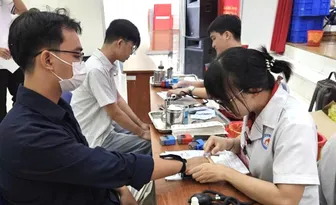 Khám bệnh và cấp phát thuốc miễn phí cho gần 2.000 lượt người