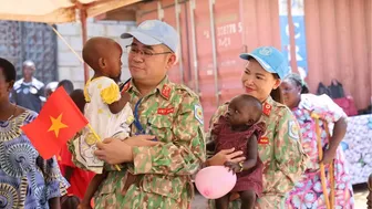 Lực lượng mũ nồi xanh Việt Nam chia sẻ khó khăn với trẻ em ở Nam Sudan