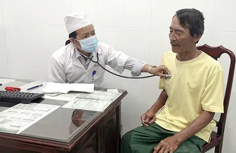 Học Bác, tận tụy chăm sóc sức khỏe nhân dân