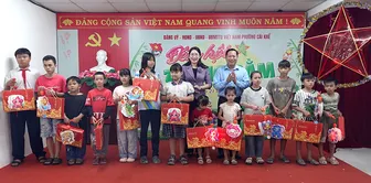 Phường Cái Khế tặng 150 phần quà cho thiếu nhi vui Trung thu