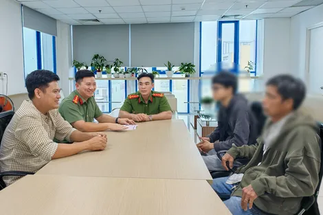 Người dân cảm ơn lực lượng công an hỗ trợ nhận lại gần nửa tỉ đồng chuyển khoản nhầm