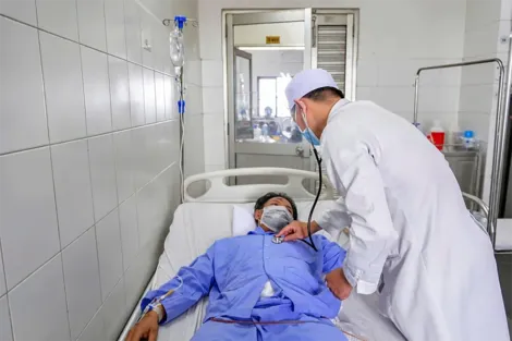 Cứu sống bệnh nhân bị 2 thanh sắt xuyên thấu