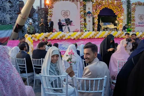 Chiến tranh, lạm phát khiến nhiều cặp đôi Iran hoãn kết hôn