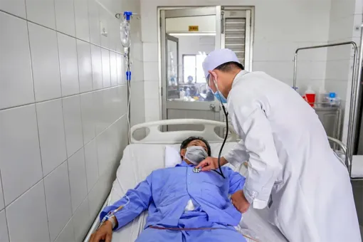 Cứu sống bệnh nhân bị 2 thanh sắt xuyên thấu