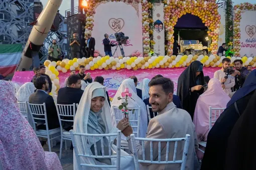 Chiến tranh, lạm phát khiến nhiều cặp đôi Iran hoãn kết hôn