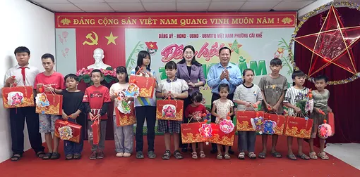 Phường Cái Khế tặng 150 phần quà cho thiếu nhi vui Trung thu