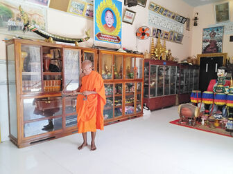 សារ​មន្ទីរ​ខ្នាត​តូច​កណ្ដាល​បរិវេណ​វត្ត​ខ្មែរ​