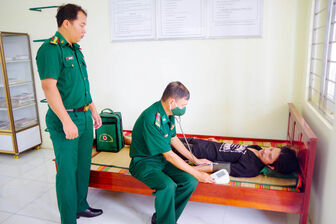 កង​ទ័ព​ការ​ពារ​ព្រំ​ដែន​ទី​ក្រុង​កឹង​ធើ​ ទទួល​អ្នក​នេសាទ​ចំ​នួន​ ៥ រូប​ ជួប​គ្រោះ​ថ្នាក់​នៅ​លើស​មុទ្រ​