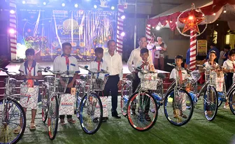 Trung thu sẻ chia đến với 300 thiếu nhi có hoàn cảnh khó khăn