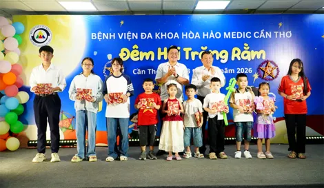 Rộn ràng đêm hội trăng rằm dành cho con em nhân viên y tế