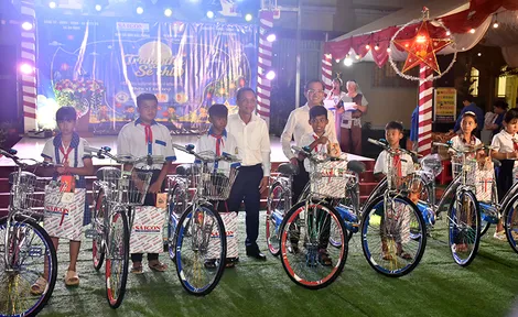 Trung thu sẻ chia đến với 300 thiếu nhi có hoàn cảnh khó khăn