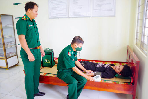 កង​ទ័ព​ការ​ពារ​ព្រំ​ដែន​ទី​ក្រុង​កឹង​ធើ​ ទទួល​អ្នក​នេសាទ​ចំ​នួន​ ៥ រូប​ ជួប​គ្រោះ​ថ្នាក់​នៅ​លើស​មុទ្រ​