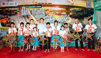 Tặng quà cho trẻ em hoàn cảnh khó khăn dịp Tết Trung thu