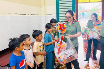 រដូវ​បុណ្យ​សែន​ព្រះ​ខែ​ប្រ​កប​ដោយ​ភាព​សប្បាយ​រីក​រាយ​ កក់​ក្តៅ​ និង​ក្តី​ស្រ​ឡាញ់​