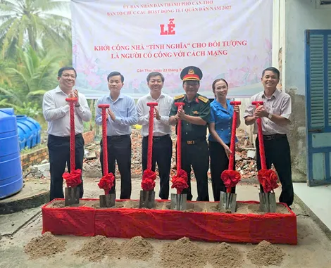 Ban Tổ chức Tết Quân Dân trao 400 phần quà, 5 căn nhà Tình nghĩa tặng người có công với cách mạng