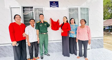 Bàn giao nhà Đại đoàn kết, trao quà tặng hộ dân có hoàn cảnh khó khăn