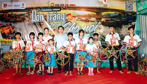 Tặng quà cho trẻ em hoàn cảnh khó khăn dịp Tết Trung thu