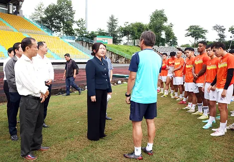 Lãnh đạo thành phố thưởng “nóng” đội Thép Cần Thơ