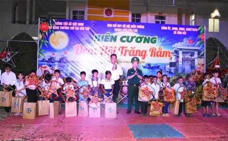 Ấm áp “Biên cương - Đêm hội Trăng rằm” tại xã Vĩnh Hải