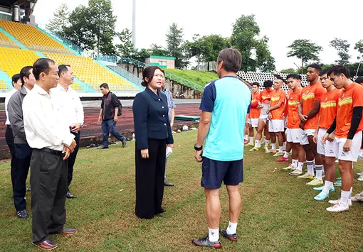 Lãnh đạo thành phố thưởng “nóng” đội Thép Cần Thơ