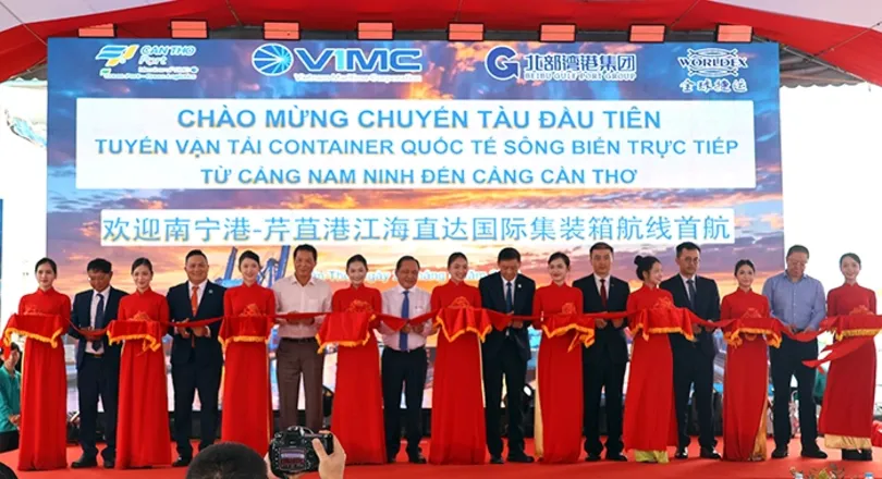 Chính thức vận hành tuyến vận tải container quốc tế sông biển trực tiếp từ Cảng Nam Ninh, Trung Quốc đến Cảng Cần Thơ