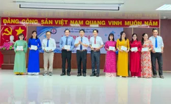 150 cá nhân thuộc Bệnh viện Đa khoa Sóc Trăng nhận Kỷ niệm chương “Vì sức khỏe nhân dân”