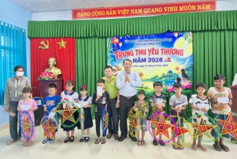 Trẻ em và hộ dân có hoàn cảnh khó khăn tại phường Phú Lợi vui Tết Trung thu